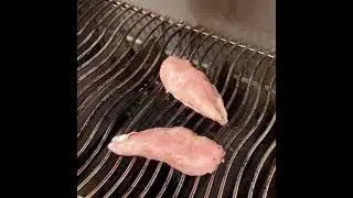 Сочная грудка курицы на гриле.