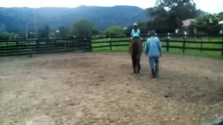 Mi hermana montando caballo