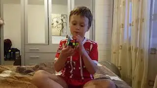 Андрей собирает кубик Рубика