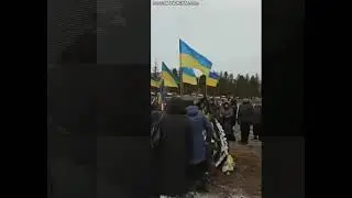 Украинцы сходили на кладбища на Пасхальной недели, посмотреть как ВСУ из-под земли флагами машут🔥💥🔥