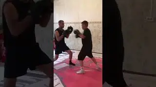Двухударная комбинация (правый прямой в живот, левый боковой в голову)