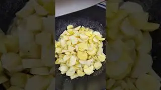 Готовлю картошку с мясом курицы и свинины с овощами в казане #рецепт #казан #мясо #овощи #готовим