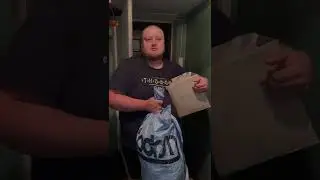 тебе взять что нибудь? 