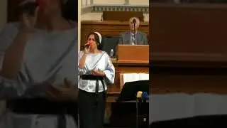 Ему не дарили цветы