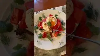Вы еще не умеете готовить идеальное яйцо пашот? У нас на канале есть подробное видео для вас ☝🏻