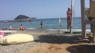 Questa ragazza sta filmando un video in spiaggia ma quello che accade è incredibile!!!!