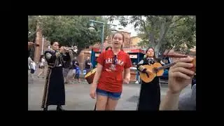 Kim canta MARIACHI en DISNEY | Si Nos Dejan