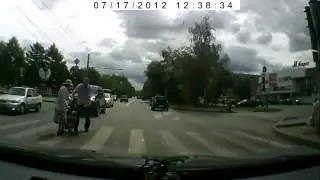 Перевел бабушку через дорого  - Добрый поступок