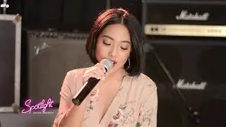 Rita Daniela sings 