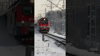 2ЭС5К-327 пролетает станцию Кодино