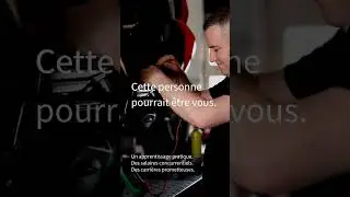 Un technicien de motocyclettes répare et teste les motos pour les défauts et l’état de la route.