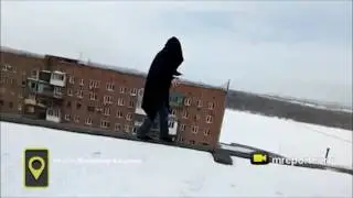 Омский руфер прошёл по краю крыши многоэтажки с завязанными глазами