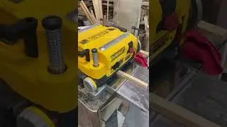 Работа рейсмусового станка по калибровке деталей рамок для ульев 🏭
