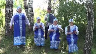 Топится в огороде баня