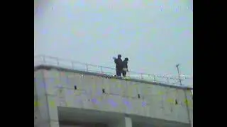 Пацаны кидают снег с крыши дома. Тобольск. 1997 год.