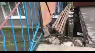 Упала плита с лавочкой, на которой сидели пенсионеры