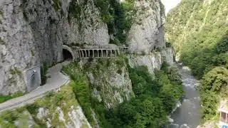 Красная Поляна, старая дорога. Падение камня - чудом все остались живы