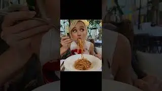 Клава Кока кушает лапшу