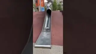 Полицейский в Англии проверил детскую горку на безопасность. )))