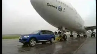 VW Touareg vs Boeing 747 | AutoMotoTV