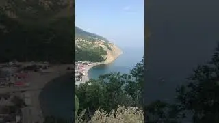 Вид со смотровой на пляж в Абрау Дюрсо