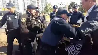 Полиция задула газом бабушек и женщин Киев