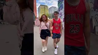Никого не напоминаем из эстрадных певцов? 🤣 и один юморист еще