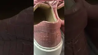 Сникеры из нежнорозовой кожи крокодила от Inbespoke. inbespoke.ru