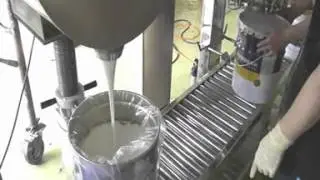 Розлив краски в ведра