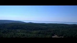 Nosztori lankái (2024) vadregényes, sziklás völgy.