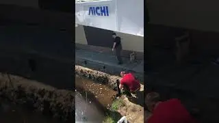 Завинчивание винтовых свай под пирс с помощью ямобура - st-dakat.ru