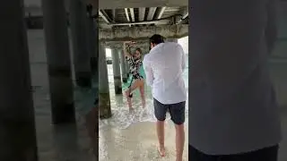 Модель позирует на Мальдивах под мостом