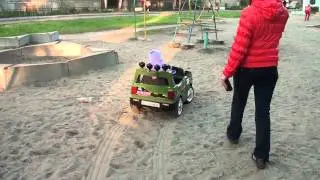 Дочура на своем рэндж ровере.