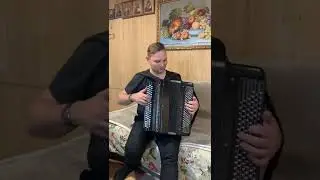 Владимир Бутусов тестирует мой баян.