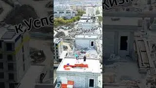 Алмас Базарбекулы исполняет на Домбыре