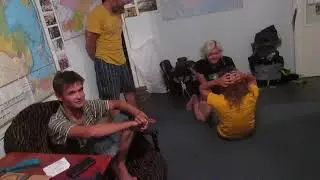 Вечер отжиманий в Доме Хороших Людей в Бишкеке
