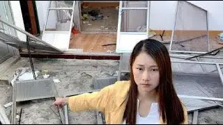 美女农村老家房子要拆迁，好好的门窗全被砸掉，心里很难受想哭