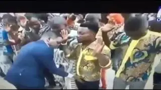 Pastor promete aumentar pênis 'massageando' membro dos fiéis!!
