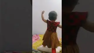 yeeyyy bayi lompat gaya bebas... seneng banget