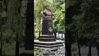 Памятник Вакуленчуку в Великих Коровинцах