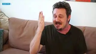 Прокушев ест (пиццу)
