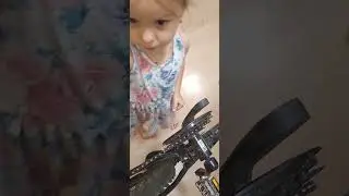доча чинит велик, меняем педали с шатунами