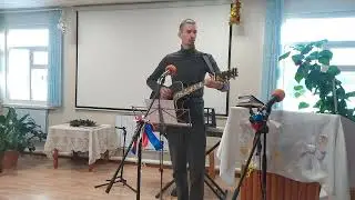 Лодка по волнам во тьме плывет