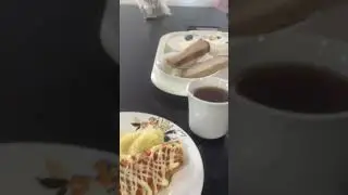 В придорожном кафе.   