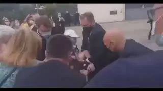 Президенту Франции Макрону опять дали пощёчину во время общения с гражданами