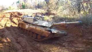 M1 Abrams пытается выехать из грязи