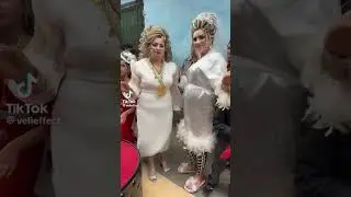 عروسه تبوس عمته😂