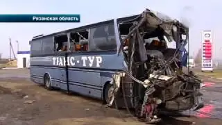 Последние новости .  Рязанская обл . Фура разворотила автобус .  Ужас !