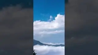 Великолепная вершина горы облако море