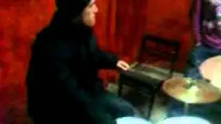 Вадим барабанит.